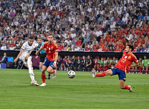 09 07 2024, Football UEFA EURO 2024, Semi-final, Spain France, in the Munich Football Arena Kylian Mbappe France pulls away from l Kylian Mbappe France , Fabian Spain and Jesus Navas Spain