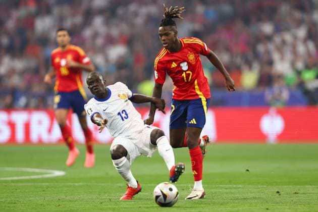 Spanien gegen Frankreich 9. Juli 2024, München UEFA EUROs Halbfinale Spanien gegen Frankreich Ngolo Kante von Frankreich und Nico Williams von Spanien Foto Charlotte Wilson Abseits München Deutschland  Copyright: xCharlottexWilsonx xOffsidexOffside