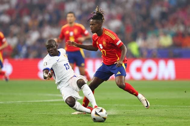 Spanien gegen Frankreich 9. Juli 2024, München UEFA EUROs Halbfinale Spanien gegen Frankreich Ngolo Kante von Frankreich und Nico Williams von Spanien Foto Charlotte Wilson Abseits München Deutschland  Copyright: xCharlottexWilsonx xOffsidexOffside