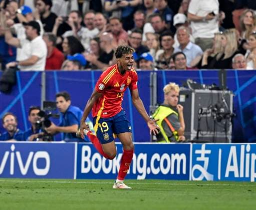 09 07 2024, Football UEFA EURO 2024, Semi-final, Spain France, in the Munich Football Arena Lamine Yamal Spain cheers