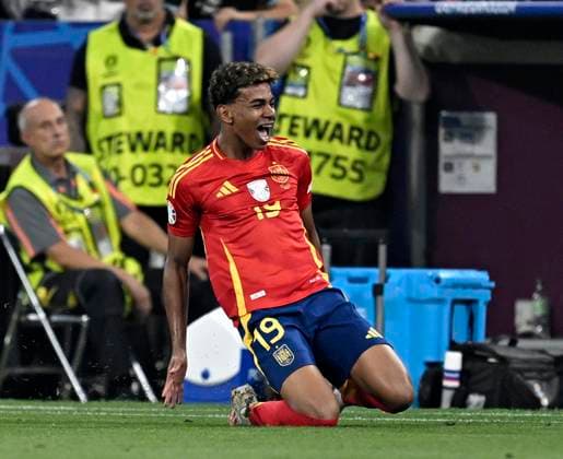 09 07 2024, Football UEFA EURO 2024, Semi-final, Spain France, in the Munich Football Arena Lamine Yamal Spain cheers