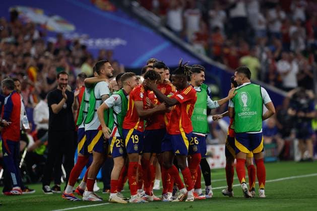 Spain s Lamine Yamal (C) celebrates with his teammates after scoring the 1-1 during the UEFA EURO, EM, Europameisterschaft,Fussball 2024 semifinal soccer match between Spain and France Allianz Arena stadium in Munich, Germany, 09 July 2024. UEFA Euro 2024 semifinal: Spain vs. France !ACHTUNG: NUR REDAKTIONELLE NUTZUNG!  Copyright: xAlbertoxEstevezx GRAF4275 20240709-55014105134_1