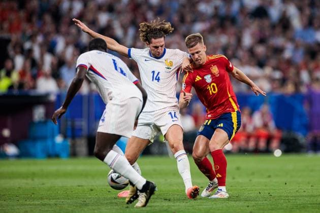 UEFA EURO 2024 Spain France 09 07 2024 duel Adrien Rabiot France, 14 , Dani Olmo Spain, 10 UEFA EURO 2024 Spain France Munich Football Arena, Munich on 09 07 2024 Copyright: xBEAUTIFULxSPORTS Wunderlx