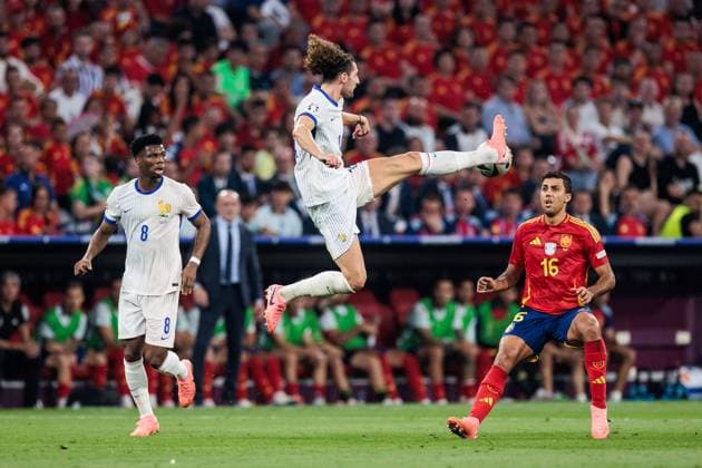 UEFA EURO 2024 Spain France 09 07 2024 Receiving the ball Adrien Rabiot France, 14 in the air, jump UEFA EURO 2024 Spain France Munich Football Arena, Munich on 09 07 2024 Copyright: xBEAUTIFULxSPORTS Wunderlx