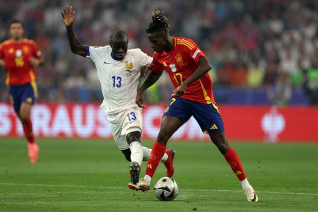 Munich , Germany 09.07.2024: Nico Williams of Spain, N Golo Kante of France during the UEFA EURO, EM, Europameisterschaft,Fussball 2024 semi-finals, football match between Spain vs France at Munich Football Allianz Arena  Copyright: xMarcoxIacobucci IPAxSportx xipa-x xx IPA_47859831 IPA_Agency_IPA47859831