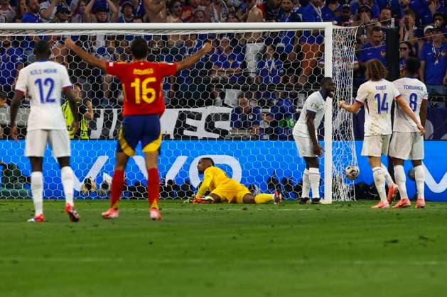 France s Mike Maignon (C) can t save the 1-1 during the UEFA EURO, EM, Europameisterschaft,Fussball 2024 semifinal soccer match between Spain and France Allianz Arena stadium in Munich, Germany, 09 July 2024. UEFA Euro 2024 semifinal: Spain vs. France !ACHTUNG: NUR REDAKTIONELLE NUTZUNG!  Copyright: xJ.J.Guillenx GRAF4284 20240709-55014105226_1