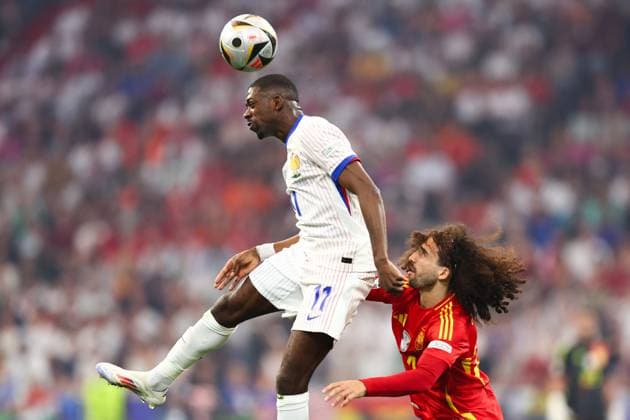 Spanien gegen Frankreich 9. Juli 2024, München UEFA EUROs Halbfinale Spanien gegen Frankreich Ousmane Dembele von Frankreich und Marc Cucurella von Spanien Foto Charlotte Wilson Abseits München Deutschland  Copyright: xCharlottexWilsonx xOffsidexOffside