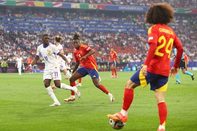 Spanien gegen Frankreich 9. Juli 2024, München UEFA EUROs Halbfinale Spanien gegen Frankreich Nico Williams (Spanien) wartet auf einen Pass von Marc Cucurella (Spanien) Foto Charlotte Wilson Abseits München Deutschland  Copyright: xCharlottexWilsonx xOffsidexOffside