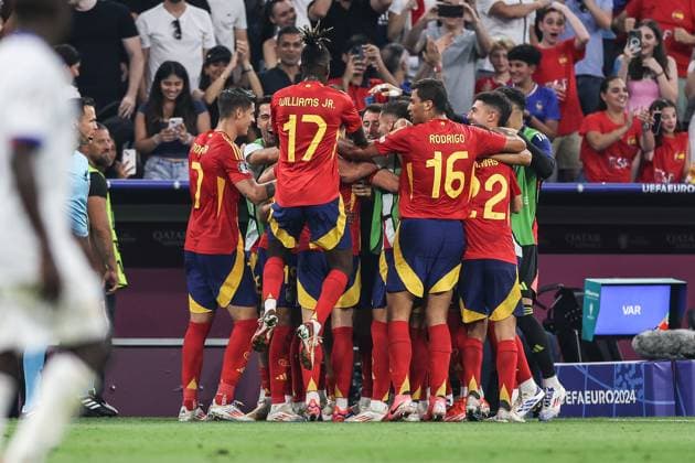 Sport, Football, UEFA EURO 2024 semi-final Spain France 09 07 2024, Munich Football Arena Goal celebration Spain after the goal to 1 1 by Lamine Yamal Spain, 19 the players are happy Munich Munich Football Arena Bayern Germany