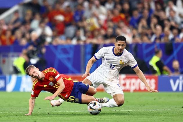 Dani Olmo of Spain and William Saliba of France Spain v France, UEFA European Championship, EM, Europameisterschaft 2024, Semi Final, Football, Munich Football Arena, Munich, Germany - 09 Jul 2024 EDITORIAL USE ONLY No use with unauthorised audio, video, data, fixture lists, club league logos or live services. Online in-match use limited to 120 images, no video emulation. No use in betting, games or single club league player publications. Copyright: xMichaelxZemanek Shutterstockx 14576887cb