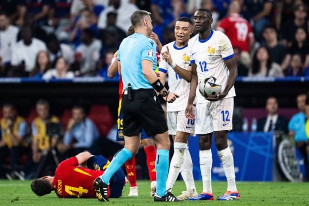 240709 Kylian MbappÃ and Randal Kolo Muani of France react towards referee Slavko Vincic during the UEFA Euro 2024 Football Championship semifinal between Spain and France on July 9, 2024 in Munich Photo Mathias Bergeld BILDBYRAN kod MB MB0944 fotboll football soccer fotballs em europamästerskap em uefa euro uefa european football championship euro 2024 semifinal semifinals spanien spain frankrike france bbeng  Copyright: MATHIASxBERGELD BB240709MB106