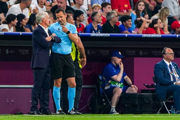 2024-07-09 Spain v France - UEFA EURO, EM, Europameisterschaft,Fussball 2024 Semi Final MUNICH, NETHERLANDS - JULY 9: Coach Didier Deschamps of France in discussion with Fourth Official Ivan Kruzliak during the UEFA EURO 2024 Semi Final match between Spain and France at Munich Football Arena on July 9, 2024 in Munich, Netherlands. Munich Munich Football Arena Netherlands Content not available for redistribution in The Netherlands directly or indirectly through any third parties. Copyright: xAndrexWeeningx