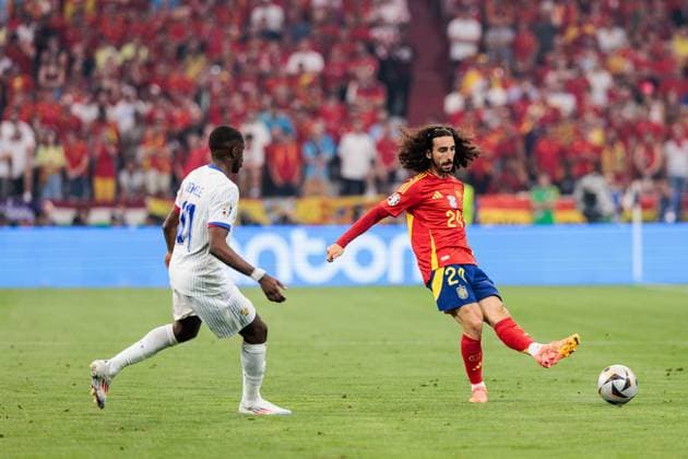UEFA EURO 2024 Spain France 09 07 2024 duel Masour Ousmane Dembele France, 11 , Marc Cucurella Spain, 24 UEFA EURO 2024 Spain France Munich Football Arena, Munich on 09 07 2024 Copyright: xBEAUTIFULxSPORTS Wunderlx