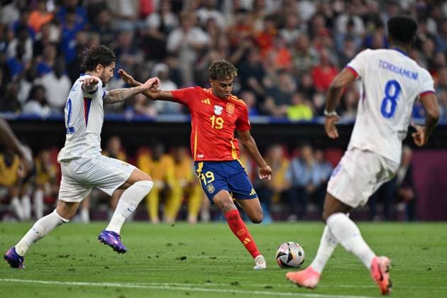090724 KAI SCHWOERER Lamine Yamal of Spain shoots during the UEFA EURO, EM, Europameisterschaft,Fussball 2024 semi-final match between Spain and France at Munich Football Arena on July 9, 2024 in Munich, Germany. 090724-CPL-ESPvFRA-011