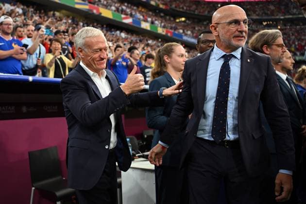 090724 KAI SCHWOERER Head Coach Didier Deschamps of France and Head Coach Luis de la Fuente of Spain (L-R) shake hands prior to the UEFA EURO, EM, Europameisterschaft,Fussball 2024 semi-final match between Spain and France at Munich Football Arena on July 9, 2024 in Munich, Germany. 090724-CPL-ESPvFRA-013