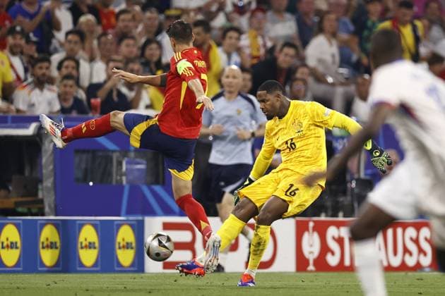 MUNICH - (l-r) Alvaro Morata of Spain, France goalkeeper Mike Maignan during the UEFA EURO, EM, Europameisterschaft,Fussball 2024 semi-final match between Spain and France at the Munich Football Arena on July 9, 2024 in Munich, Germany. ANP Hollandse Hoogte Maurice van Steen UEFA EURO 2024 2024 xVIxANPxSportx xVanxSteenxFotografiexIVx 503136897 originalFilename: 503136897.jpg