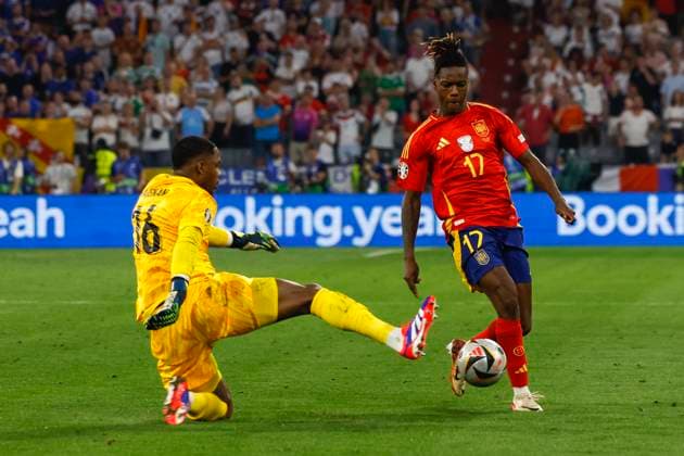 EURO 2024, Die Highlights Spain s Nico Williams (R) in action against France s goalkeeper Mike Maignan (L) during the UEFA EURO, EM, Europameisterschaft,Fussball 2024 semifinal soccer match between Spain and France in Allianz Arena stadium in Munich, Germany, 09 July 2024. UEFA Euro 2024 semifinal: Spain vs. France !ACHTUNG: NUR REDAKTIONELLE NUTZUNG!  Copyright: xJJxGuillenx GRAF4313 20240709-55014105605_1