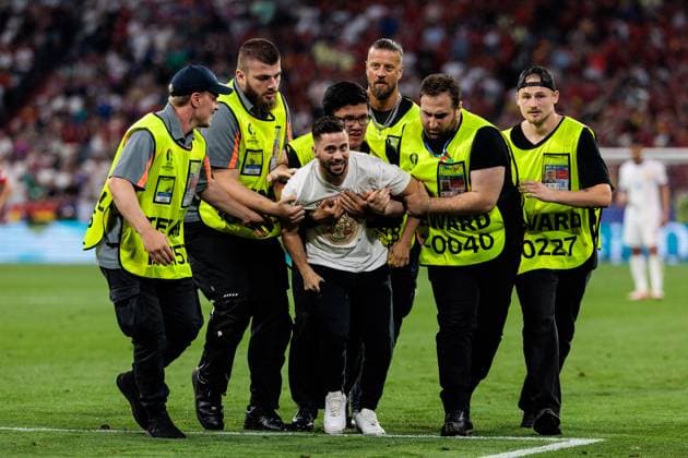 UEFA EURO 2024 Spain France 09 07 2024 The streaker is led away by stewards UEFA EURO 2024 Spain France Munich Football Arena, Munich on 09 07 2024 Copyright: xBEAUTIFULxSPORTS Wunderlx