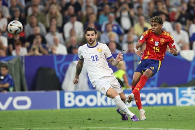 UEFA EURO, EM, Europameisterschaft,Fussball 2024: Semi-finals Spain vs France at Munich Football Allianz Arena Munich , Germany 09.07.2024:Lamine Yamal of Spain, Theo Hernandez of France during the UEFA EURO 2024 semi-finals, football match between Spain vs France at Munich Football Allianz Arena Munich Football Arena Germany Germany Copyright: xmarcoxiacobucci