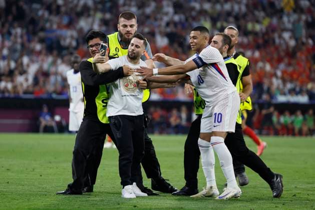 Spain v France: Semi-Final - UEFA EURO, EM, Europameisterschaft,Fussball 2024 Fan runs onto the pitch and takes a selfie with Kylian Mbappe of France during the UEFA EURO 2024 semi-final match between Spain v France at Munich Football Arena on July 9, 2024 in Munich, Germany. Munich Munich Football Arena Germany Germany Copyright: xRichardxSellers Sportsphoto APLx 14045100