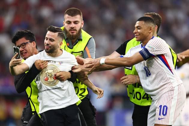 EURO 2024, semi-final, Spain - France, streakers on the pitch