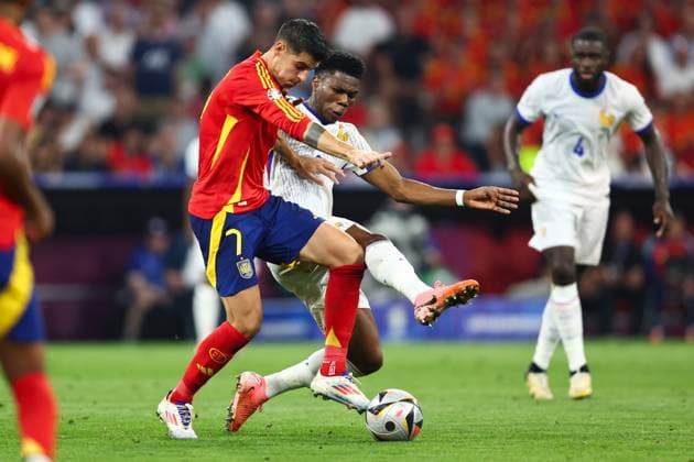 Spanien gegen Frankreich 9. Juli 2024, München UEFA EURO-Halbfinale Spanien gegen Frankreich Aurelien Tchouameni (Frankreich) greift Alvaro Morata (Spanien) an Foto Charlotte Wilson Abseits München Deutschland  Copyright: xCharlottexWilsonx xOffsidexOffside