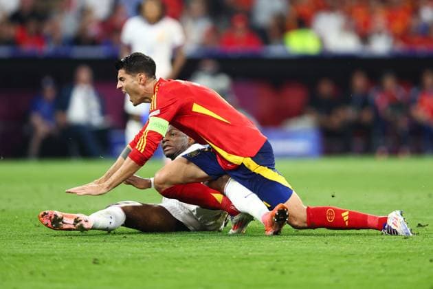 Spanien gegen Frankreich 9. Juli 2024, München UEFA EURO-Halbfinale Spanien gegen Frankreich Aurelien Tchouameni (Frankreich) greift Alvaro Morata (Spanien) an Foto Charlotte Wilson Abseits München Deutschland  Copyright: xCharlottexWilsonx xOffsidexOffside