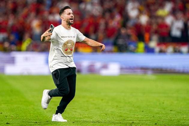 2024-07-09 Spain v France - UEFA EURO, EM, Europameisterschaft,Fussball 2024 Semi Final MUNICH, NETHERLANDS - JULY 9: A pitch invader running onto the field during the UEFA EURO 2024 Semi Final match between Spain and France at Munich Football Arena on July 9, 2024 in Munich, Netherlands. Munich Munich Football Arena Netherlands Content not available for redistribution in The Netherlands directly or indirectly through any third parties. Copyright: xAndrexWeeningx