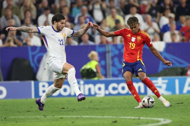 Munich: Munich , Germany 09.07.2024:Lamine Yamal of Spain, Theo Hernandez of France during the UEFA EURO, EM, Europameisterschaft,Fussball 2024 semi-finals, football match between Spain vs France at Munich Football Allianz Arena UEFA European Football Championship - UEFA Euro 2024 - Semifinals - Spain vs France  - ZUMAp169 20240709_zsa_p169_326 Copyright: xMarcoxIacobucci IPAxSportx