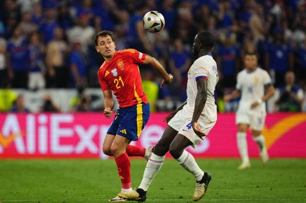 GER: Spain v France. UEFA EURO, EM, Europameisterschaft,Fussball 2024 Mikel Oyarzabal of Spain and Dayot Upamecano of France during the UEFA Euro 2024 match between Spain and France, Semi-finals, played at Allianz Arena Stadium on July 9, 2024 in Munich, Germany. kpng Copyright: xBaguxBlancox xPRESSINPHOTOx PS_240709_ESP_FRA_074