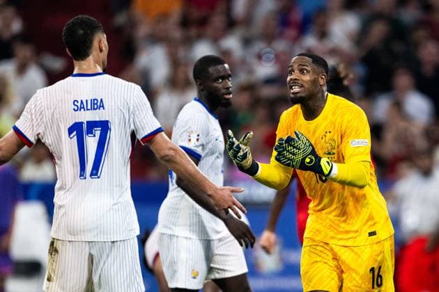240709 Goalkeeper Mike Maignan of France reacts towards William Saliba during the UEFA Euro 2024 Football Championship semifinal between Spain and France on July 9, 2024 in Munich Photo Mathias Bergeld BILDBYRAN code MB MB0944 fotboll football soccer fotballs em europamästerskap em uefa euro uefa european football championship euro 2024 semifinal semifinals spanien spain frankrike france bbeng  Copyright: MATHIASxBERGELD BB240709MB154