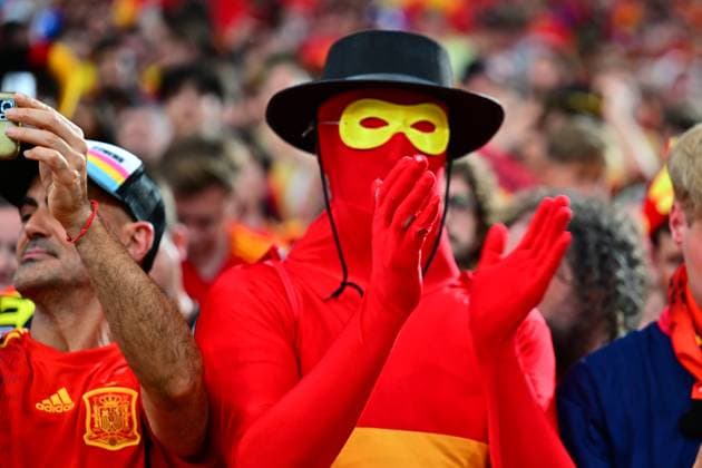 Picture shows Spanish fans during the national anthem of Spain, 10 07 2024, Munich, Football, European Championship, Spain France, EVENT REGULATIONS PROHIBIT ANY USE OF PHOTOGRAPHS AS IMAGE SEQUENCES AND OR QUASI VIDEO xklx
