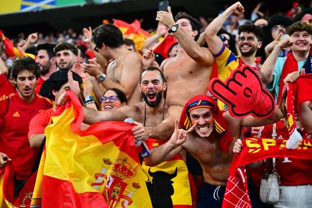 Picture shows Spanish fans during the national anthem of Spain, 10 07 2024, Munich, Football, European Championship, Spain France, EVENT REGULATIONS PROHIBIT ANY USE OF PHOTOGRAPHS AS IMAGE SEQUENCES AND OR QUASI VIDEO xklx