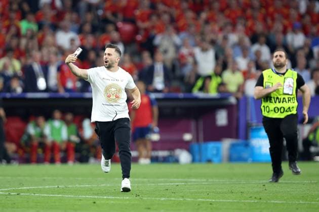 MONACHIUM 09.07.2024 MECZ 1 2 FINALU POLFINAL MISTRZOSTW EUROPY 2024: HISZPANIA - FRANCJA --- SEMIFINAL UEFA EURO, EM, Europameisterschaft,Fussball 2024 MATCH IN MUNICH: SPAIN - FRANCE KIBIC OCHRONA FOT. PIOTR KUCZA FOTOPYK NEWSPIX.PL --- Newspix.pl POLAND OUT!  240709PYK1027
