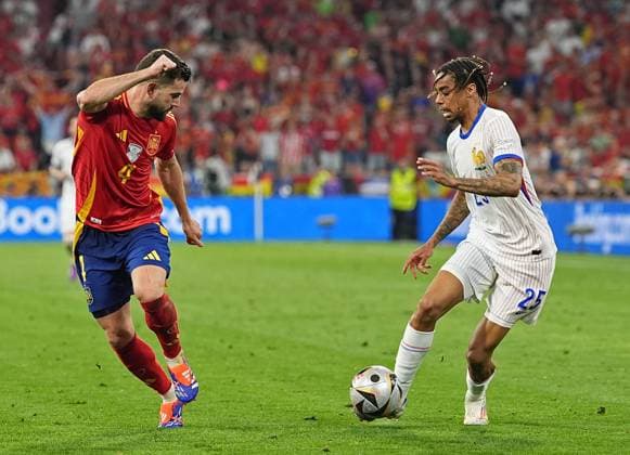 09 07 2024, Football UEFA EURO 2024, Semi-final, Spain France, in the Munich Football Arena v l Nacho Spain v Bradley Barcola France