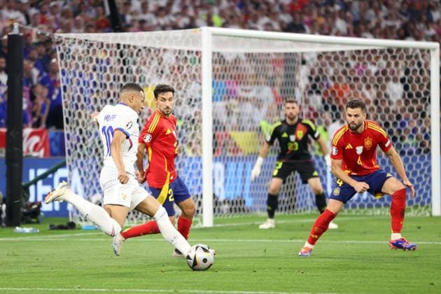 MONACHIUM 09.07.2024 MECZ 1 2 FINALU POLFINAL MISTRZOSTW EUROPY 2024: HISZPANIA - FRANCJA --- SEMIFINAL UEFA EURO, EM, Europameisterschaft,Fussball 2024 MATCH IN MUNICH: SPAIN - FRANCE KYLIAN MBAPPE JESUS NAVAS NACHO FOT. PIOTR KUCZA FOTOPYK NEWSPIX.PL --- Newspix.pl POLAND OUT!  240709PYK1035