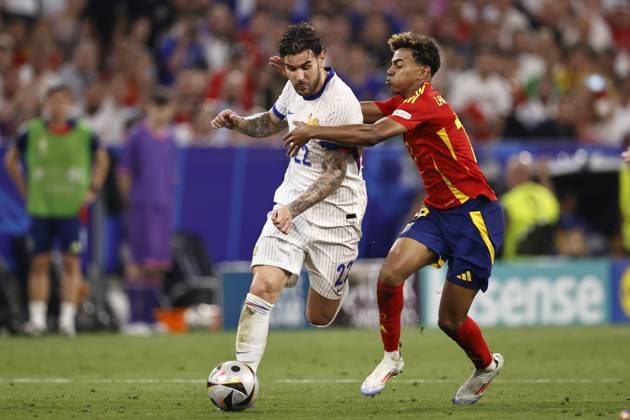 MUNICH - (l-r) Theo Hernandez of France, Lamine Yamal of Spain during the UEFA EURO, EM, Europameisterschaft,Fussball 2024 semi-final match between Spain and France at the Munich Football Arena on July 9, 2024 in Munich, Germany. ANP Hollandse Hoogte Maurice van Steen UEFA EURO 2024 2024 xVIxANPxSportx xVanxSteenxFotografiexIVx 503141013 originalFilename: 503141013.jpg