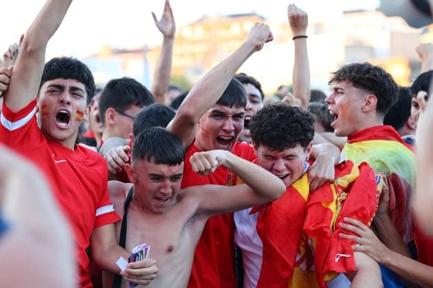 July 9, 2024, Madrid, Madrid, SPAIN: Spanish fans celebrate a goal during the viewing of the Eurocup 2024 Semifinal between Spain and France at the Puente del Rey on July 09, 2024, in Madrid, Spain. Madrid SPAIN - ZUMAa181 20240709_zaa_a181_016 Copyright: xDennisxAgyemanx