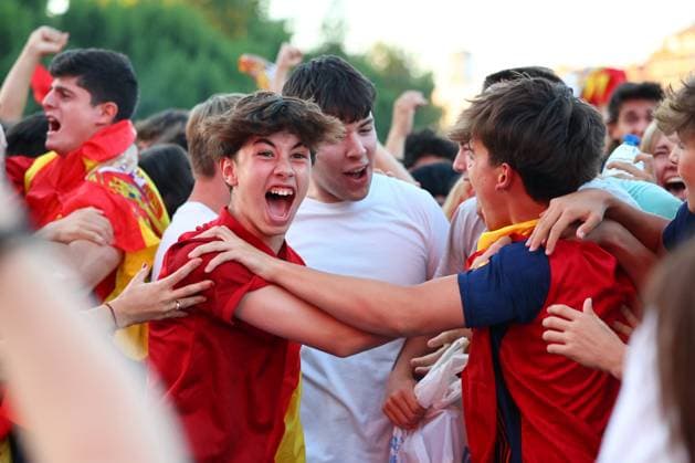 July 9, 2024, Madrid, Madrid, SPAIN: Spanish fans celebrate a goal during the viewing of the Eurocup 2024 Semifinal between Spain and France at the Puente del Rey on July 09, 2024, in Madrid, Spain. Madrid SPAIN - ZUMAa181 20240709_zaa_a181_017 Copyright: xDennisxAgyemanx