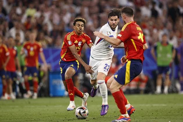 MUNICH - (l-r) Lamine Yamal of Spain, Theo Hernandez of France during the UEFA EURO, EM, Europameisterschaft,Fussball 2024 semi-final match between Spain and France at the Munich Football Arena on July 9, 2024 in Munich, Germany. ANP Hollandse Hoogte Maurice van Steen UEFA EURO 2024 2024 xVIxANPxSportx xVanxSteenxFotografiexIVx 503141038 originalFilename: 503141038.jpg