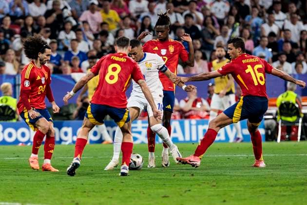 UEFA EURO 2024 Spain France 09 07 2024 Kylian Mbappe France, 10 surrounded by Marc Cucurella Spain, 24 , Fabian Ruiz Spain, 08 , Nico Williams Spain, 17 , Rodri Spain, 16 UEFA EURO 2024 Spain France Munich Football Arena, Munich on 09 07 2024 Copyright: xBEAUTIFULxSPORTS Wunderlx