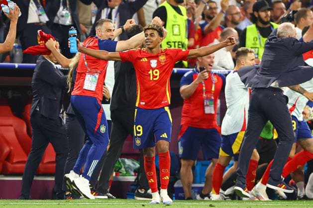 Lamine Yamal of Spain celebrates the full-time whistle after Spain reach the final Spain v France, UEFA European Championship, EM, Europameisterschaft 2024, Semi Final, Football, Munich Football Arena, Munich, Germany - 09 Jul 2024 EDITORIAL USE ONLY No use with unauthorised audio, video, data, fixture lists, club league logos or live services. Online in-match use limited to 120 images, no video emulation. No use in betting, games or single club league player publications. Copyright: xKieranxMcManus Shutterstockx 14576874dk