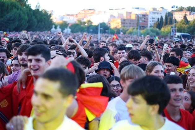 July 9, 2024, Madrid, Madrid, SPAIN: Spanish fans celebrate a goal during the viewing of the Eurocup 2024 Semifinal between Spain and France at the Puente del Rey on July 09, 2024, in Madrid, Spain. Madrid SPAIN - ZUMAa181 20240709_zaa_a181_022 Copyright: xDennisxAgyemanx