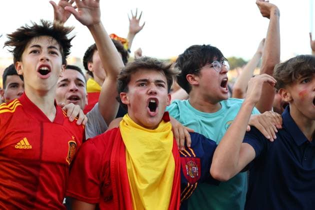 July 9, 2024, Madrid, Madrid, SPAIN: Spanish fans celebrate during the viewing of the Eurocup 2024 Semifinal between Spain and France at the Puente del Rey on July 09, 2024, in Madrid, Spain. Madrid SPAIN - ZUMAa181 20240709_zaa_a181_024 Copyright: xDennisxAgyemanx