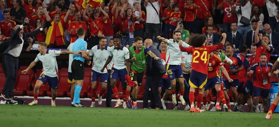 Munich, Germany, 9th July 2024. The Spanish bench celebrate at the final whistle during the UEFA European Championships semi final match at Allianz Arena, Munich. Picture credit should read: Paul Terry Sportimage EDITORIAL USE ONLY. No use with unauthorised audio, video, data, fixture lists, club league logos or live services. Online in-match use limited to 120 images, no video emulation. No use in betting, games or single club league player publications. SPI-3225-0081