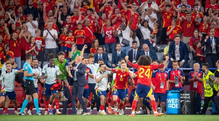 Football, men, season 2023 24, UEFA Euro EM 2024, semi-final in Munich, Spain France, Spanish cheers after the final whistle, in the middle f l coach Luis de la Fuente Spain , Dani Olmo 10, Spain , Marc Cucurella 24, Spain , 09 07 2024, Copyright: xSebastianxRäppold MatthiasxKochx
