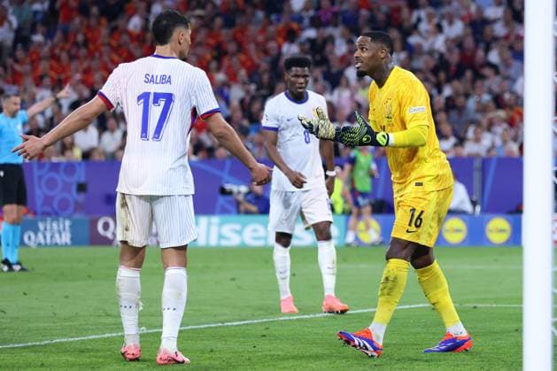 Soccer UEFA EURO 2024 semi-final Spain France on 09 07 2024 at the Munich Football Arena in Munich William Saliba France , left Mike Maignan France , right xMSx