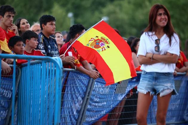 July 9, 2024, Madrid, Madrid, SPAIN: Spanish fans with flag of spain during the viewing of the Eurocup 2024 Semifinal between Spain and France at the Puente del Rey on July 09, 2024, in Madrid, Spain. Madrid SPAIN - ZUMAa181 20240709_zaa_a181_041 Copyright: xDennisxAgyemanx