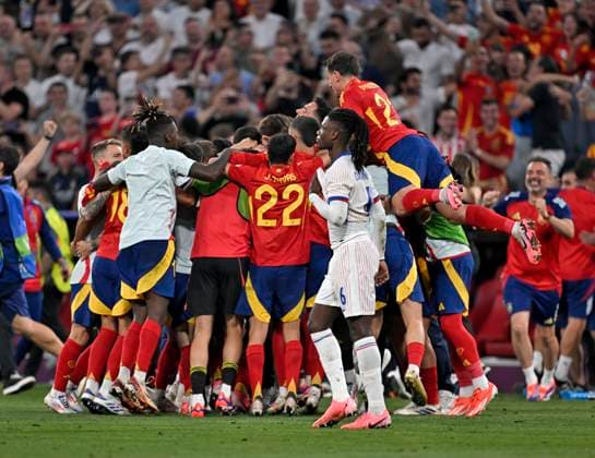 09 07 2024, Football UEFA EURO 2024, Semi-final, Spain France, in the Munich Football Arena, Spains cheering crowd