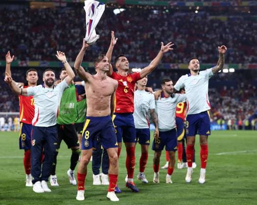 Fabian Ruiz of Spain and team mates celebrate after the full time whistle Spain v France, UEFA European Championship, EM, Europameisterschaft 2024, Semi Final, Football, Munich Football Arena, Munich, Germany - 09 Jul 2024 EDITORIAL USE ONLY No use with unauthorised audio, video, data, fixture lists, club league logos or live services. Online in-match use limited to 120 images, no video emulation. No use in betting, games or single club league player publications. Copyright: xMichaelxZemanek Shutterstockx 14576887dc